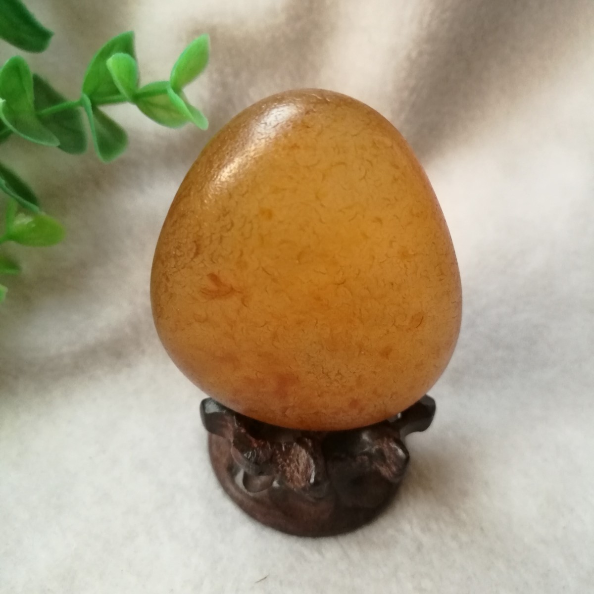 底座:不含 藏品意蕴:天然马岛玛瑙原石小把玩件,晶体通透,细皮光滑.