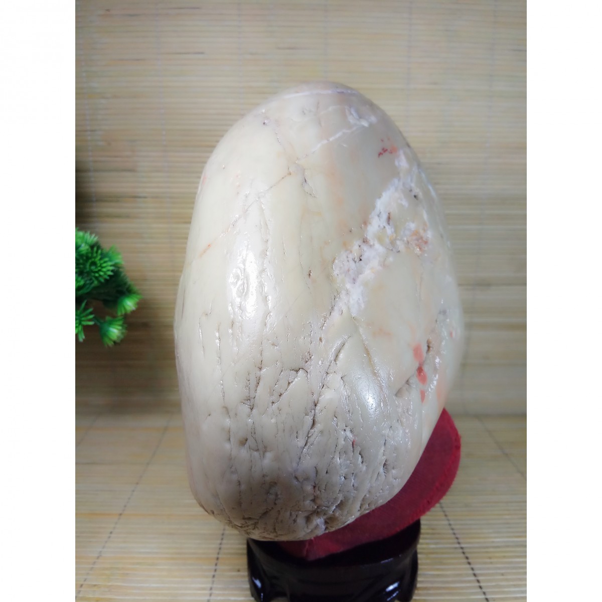 重量:未知 底座:不含 藏品意蕴:石形饱满,石质细腻,石肤光滑水冲度优