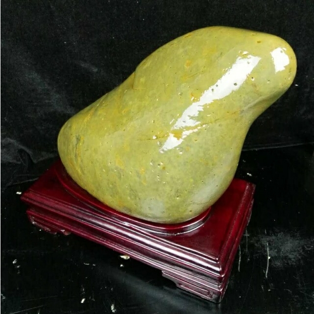 重量:未知 底座:不含 藏品意蕴:天然原石,造型饱满,光滑细腻!