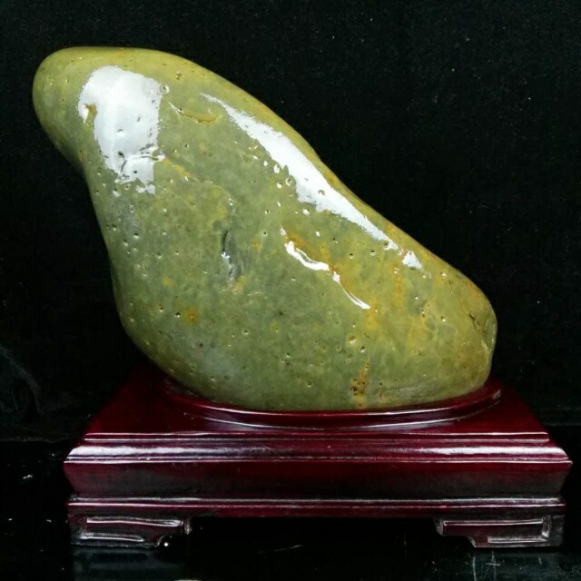 重量:未知 底座:不含 藏品意蕴:天然原石,造型饱满,光滑细腻!