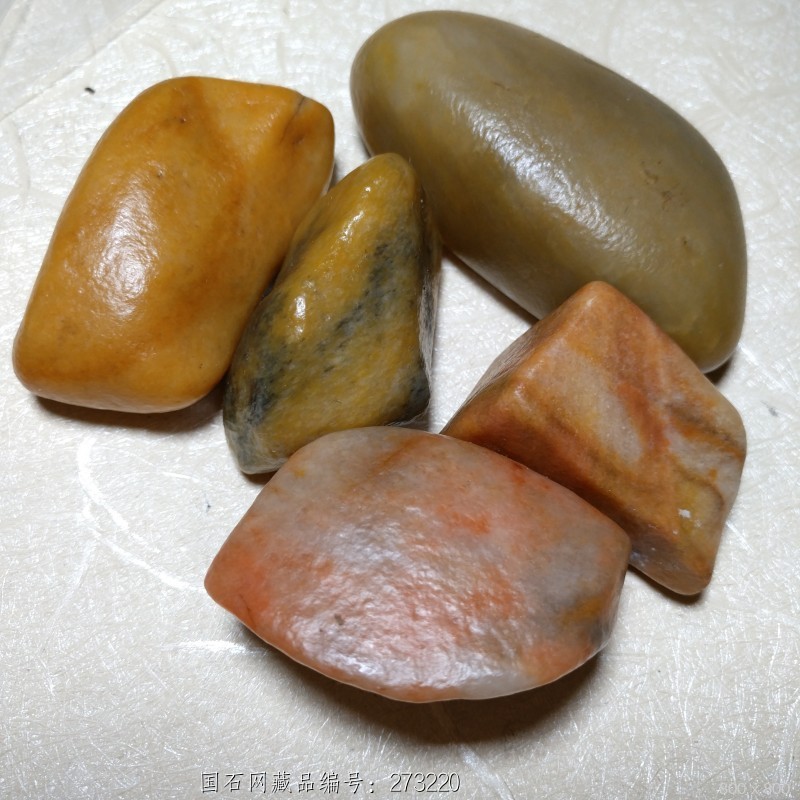 乌尔禾俏色金丝玉
