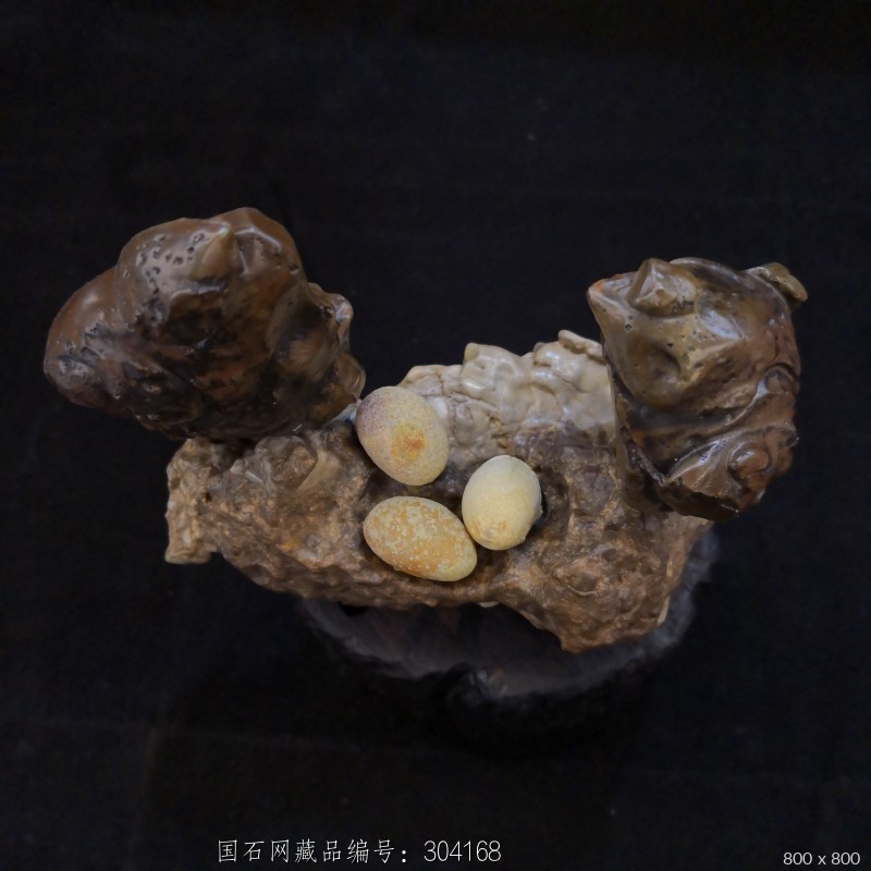 5cm(组合尺寸) 重量:未知 底座:含 藏品意蕴:戈壁石,戈壁玛瑙原石组合