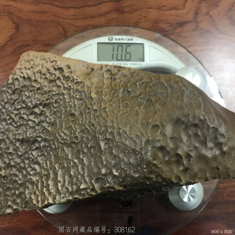 新疆早期鱼鳞纹红泥石