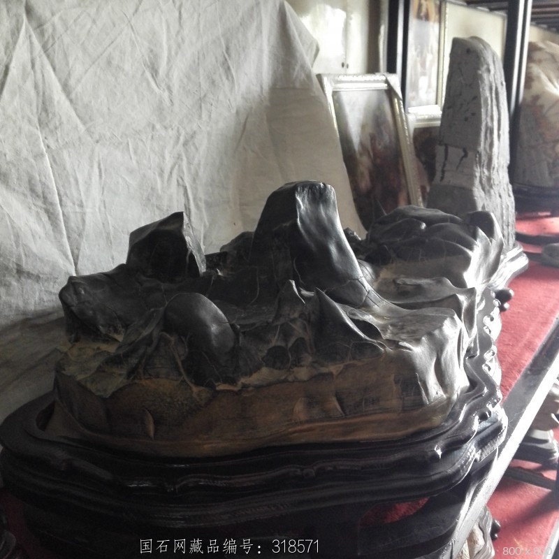 吕梁景观石 石种:灵璧石 产地: 大小:高19宽60前后40 重量:未知 底座