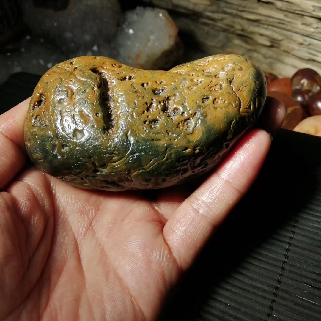 墨绿色玛瑙原石籽料
