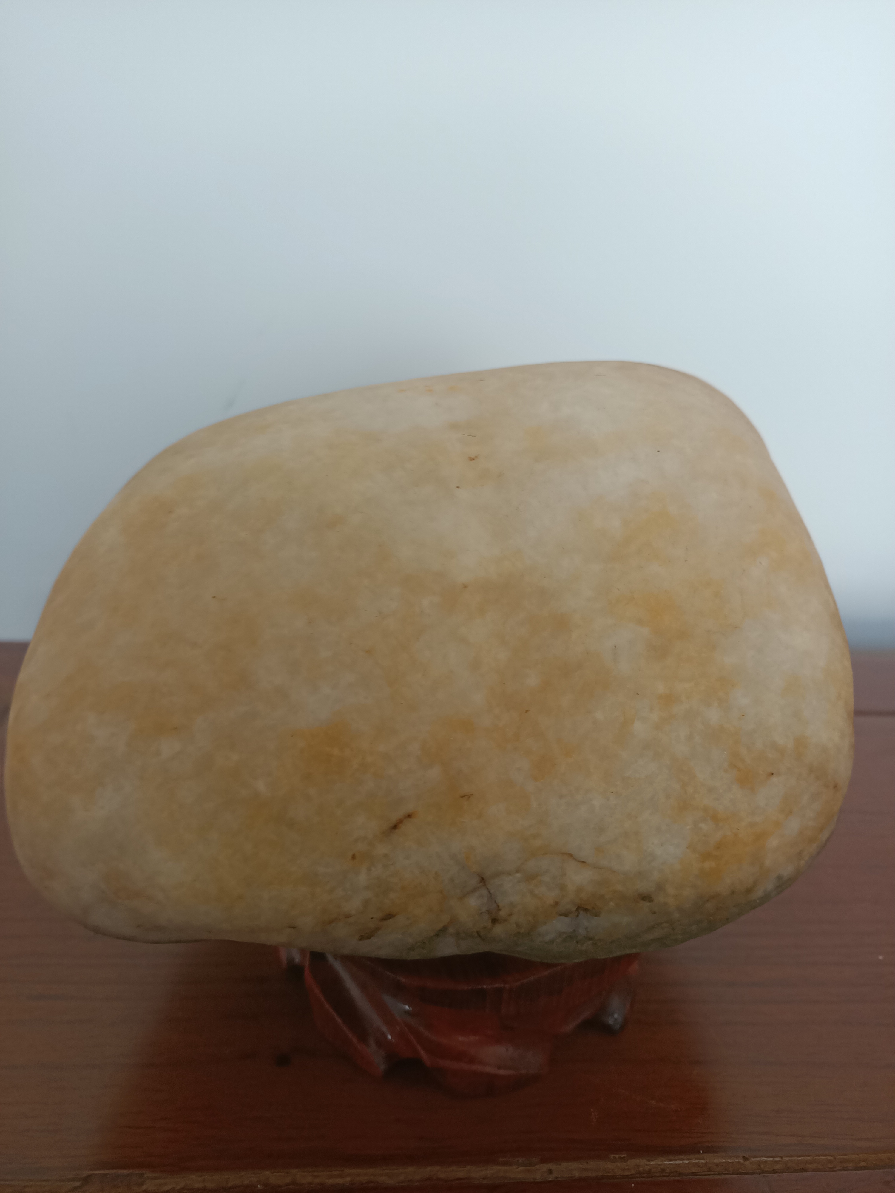 藏品名称:玉胚 石种:原石 产地: 大小:27*16*29 重量:未知 底座:不含