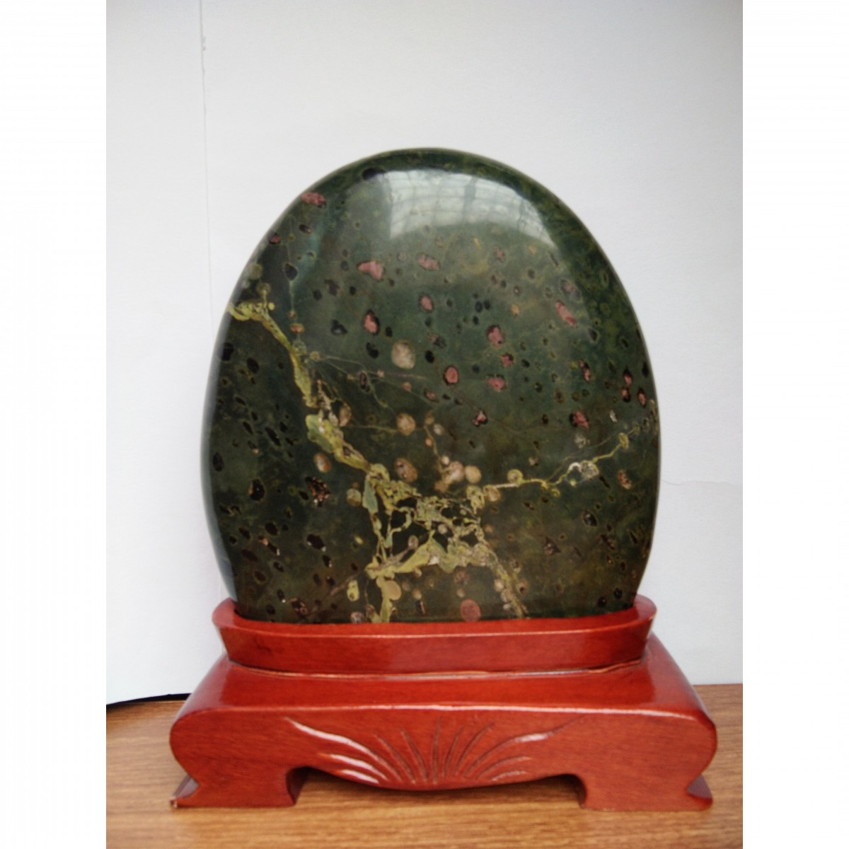 梅花三弄 石种:梅花石 产地: 大小:19*16*3cm 重量:未知 底座:含 运费