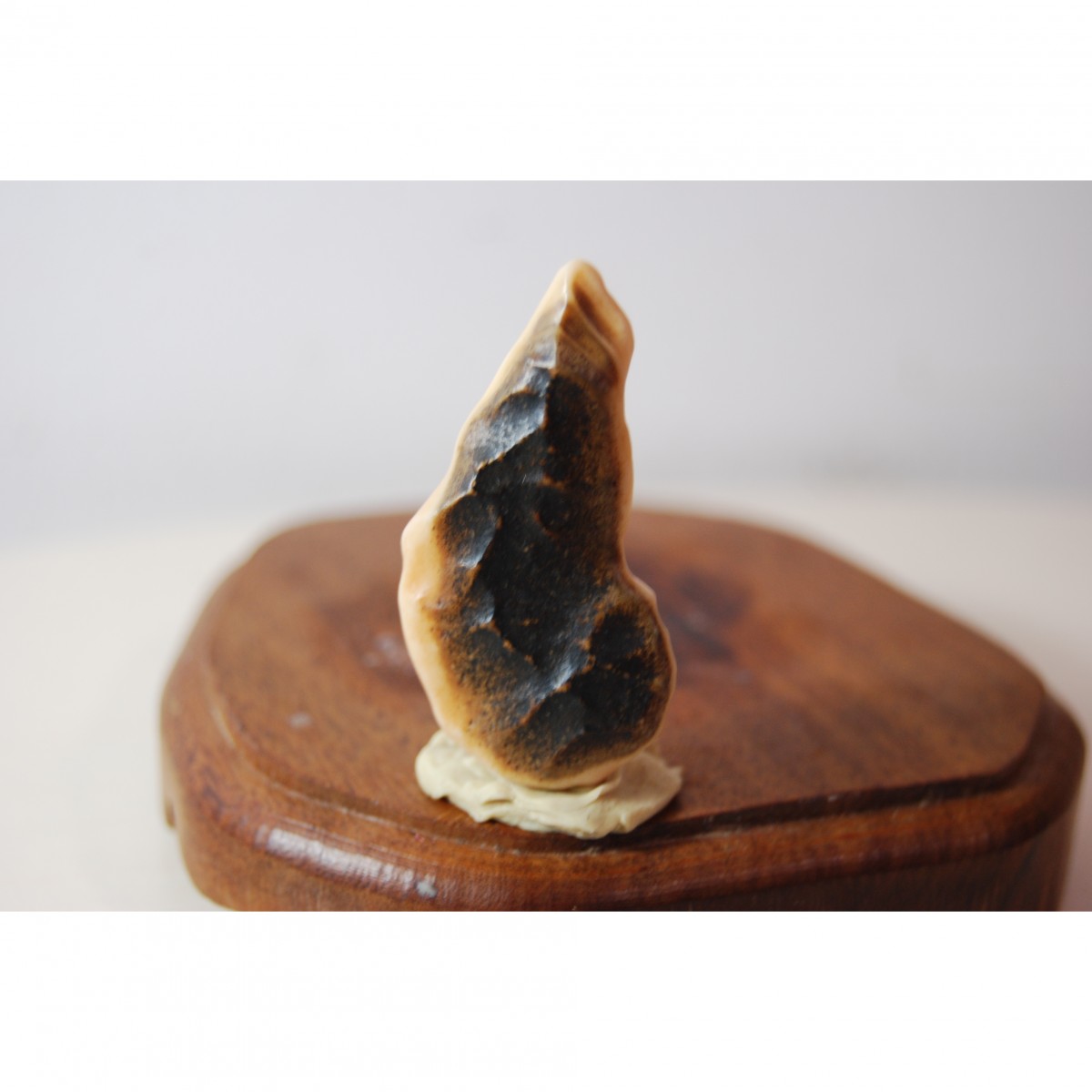 藏品名称:禅定沙漠漆挂件一口价 石种:戈壁石 产地:内蒙 大小:2*4*0