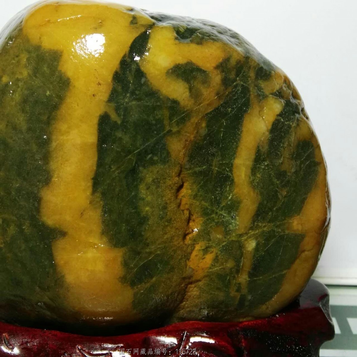 带底座) 藏品名称:【借花献佛】(年终大促,带底座) 石种:金纹石 产地