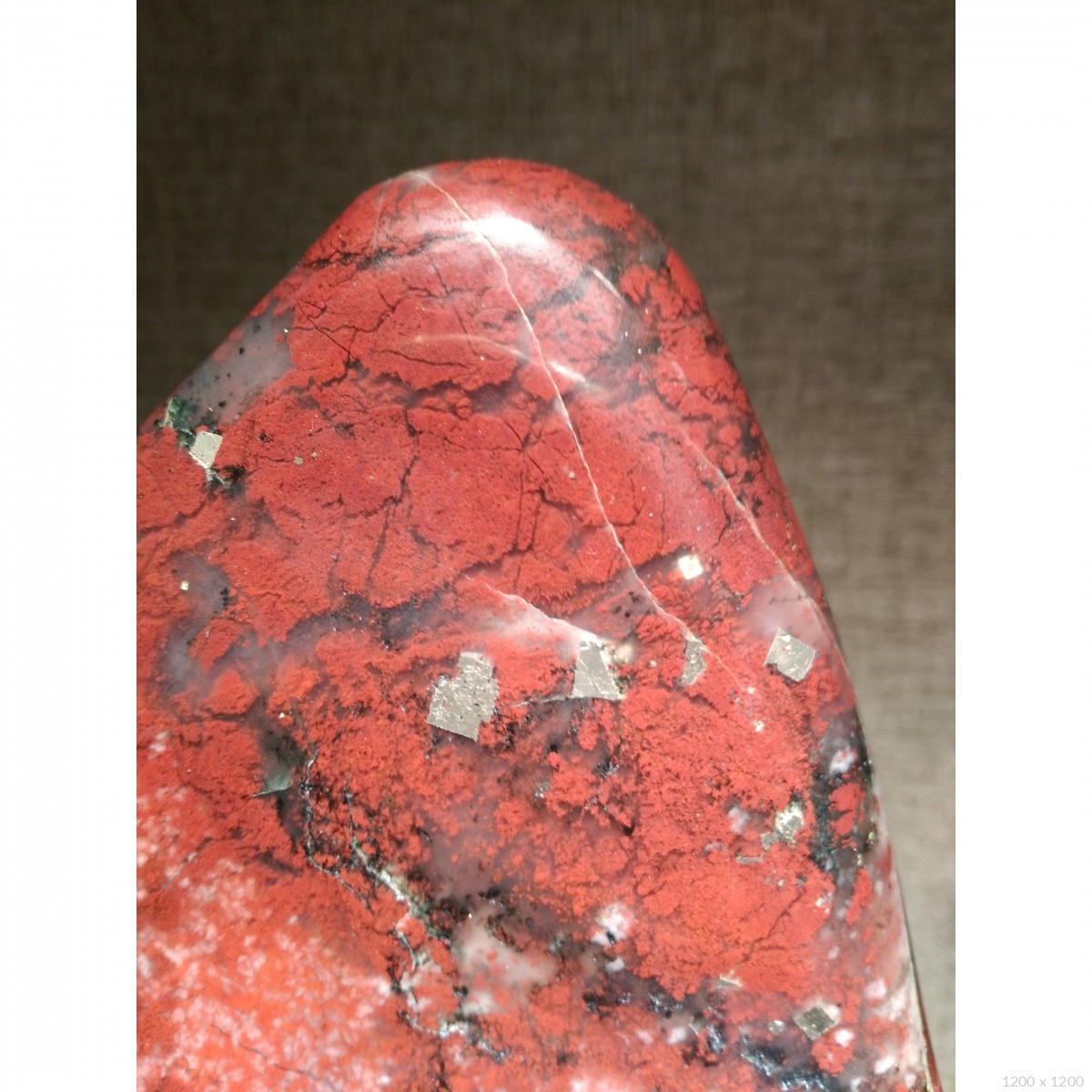 桂林鸡血玉 产地: 大小:27*14*7 重量:未知 底座:含 藏品意蕴:新疆