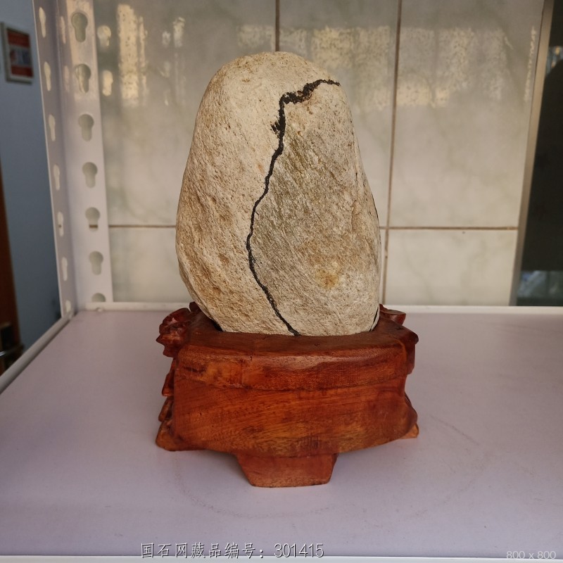 底座:含 运费:免运费 藏品意蕴:此石是泰山石中之一的墨石,是泰山石中