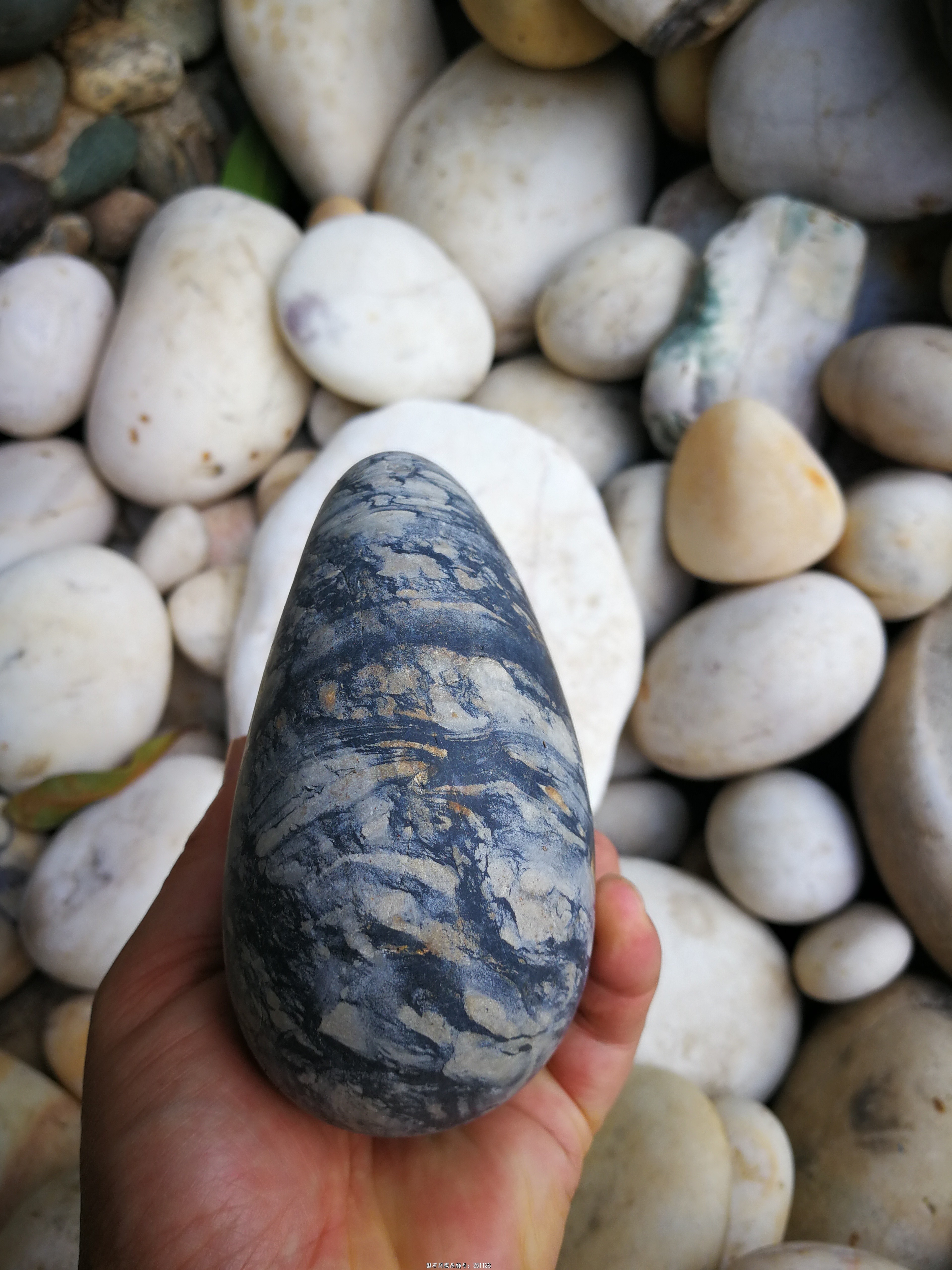 怒江奇石搬运工  怒江彩卵摆件 藏品名称:怒江彩卵摆件 石种:怒江石