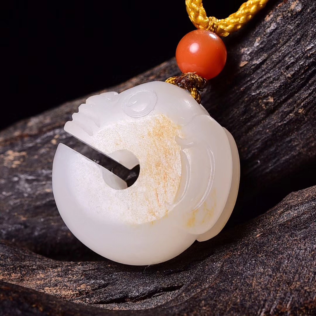 新疆和田玉羊脂玉"玉猪龙"玉坠