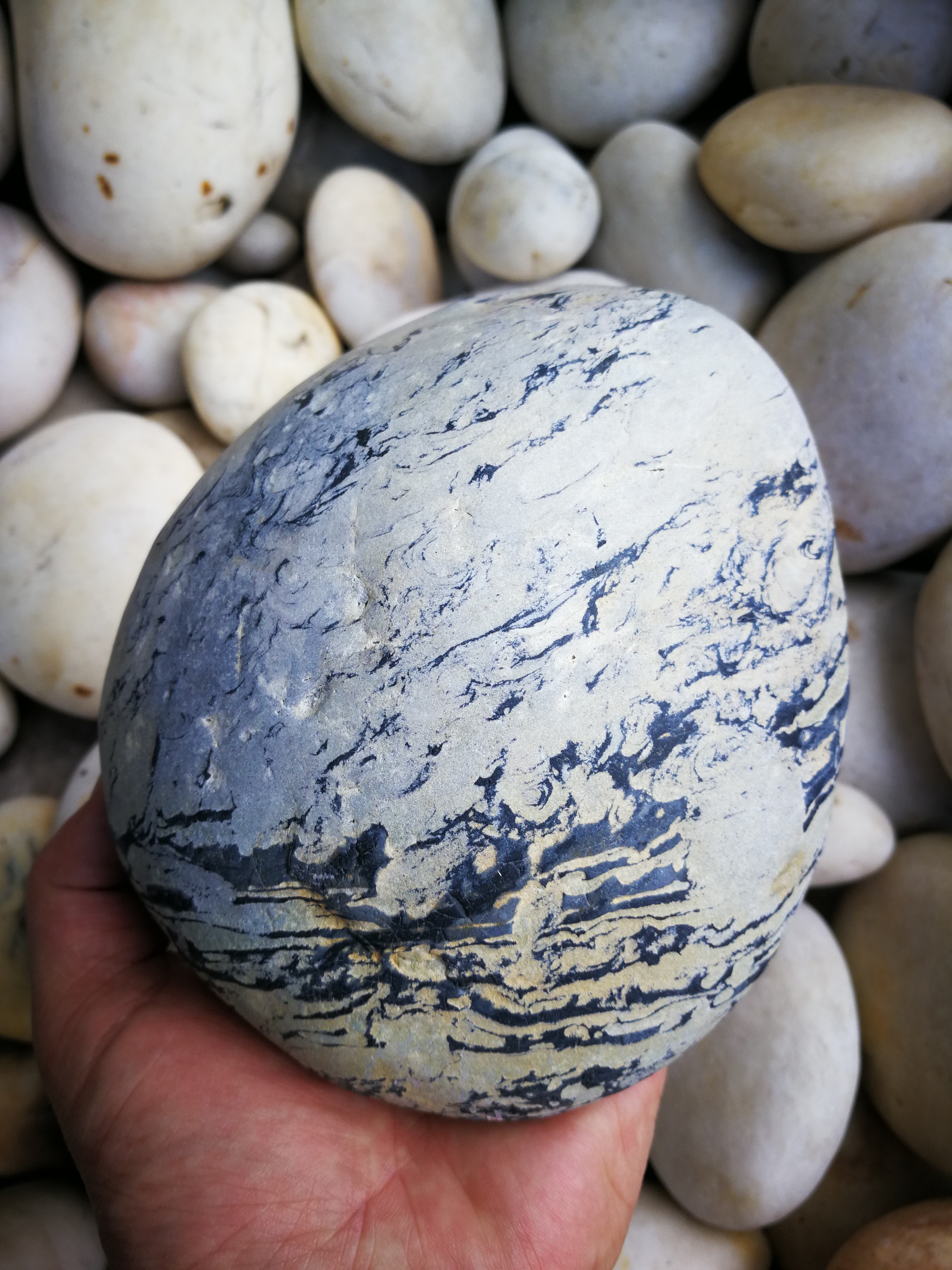 怒江奇石搬运工  怒江水墨摆件 藏品名称:怒江水墨摆件 石种:怒江石