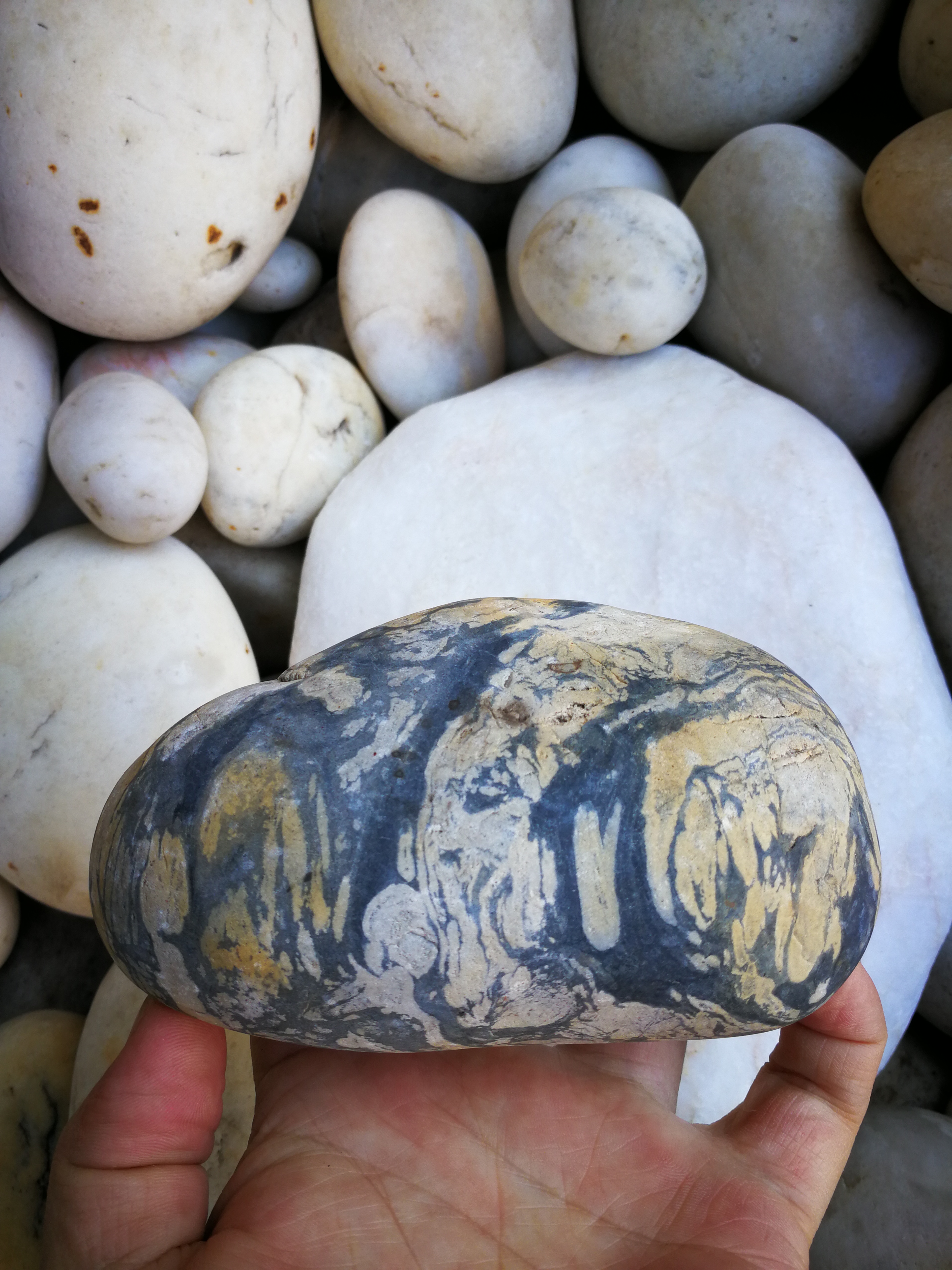 怒江奇石搬运工  怒江水墨摆件 藏品名称:怒江水墨摆件 石种:怒江石