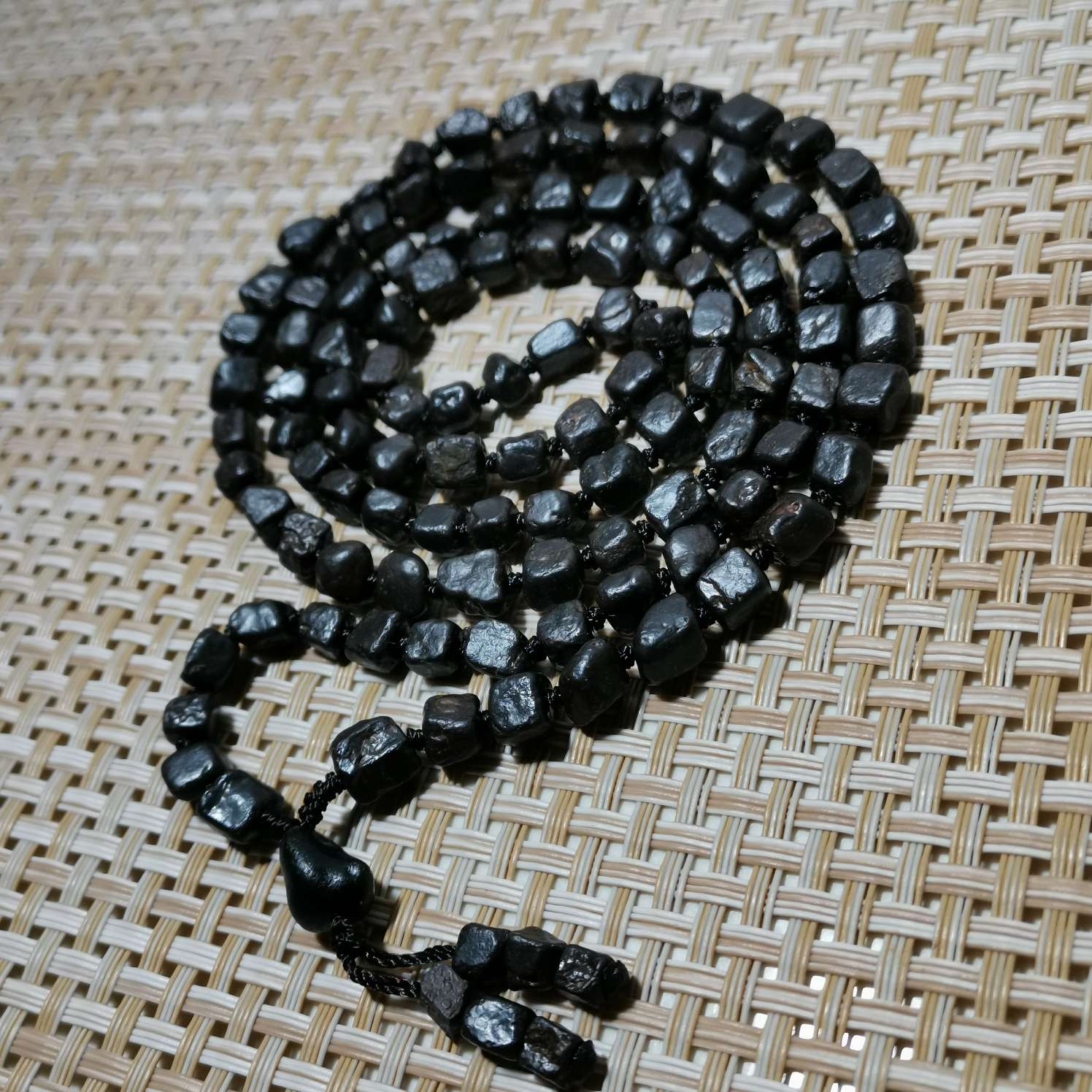 金刚石108颗链子 藏品名称:金刚石108颗链子 石种:戈壁石  金刚石