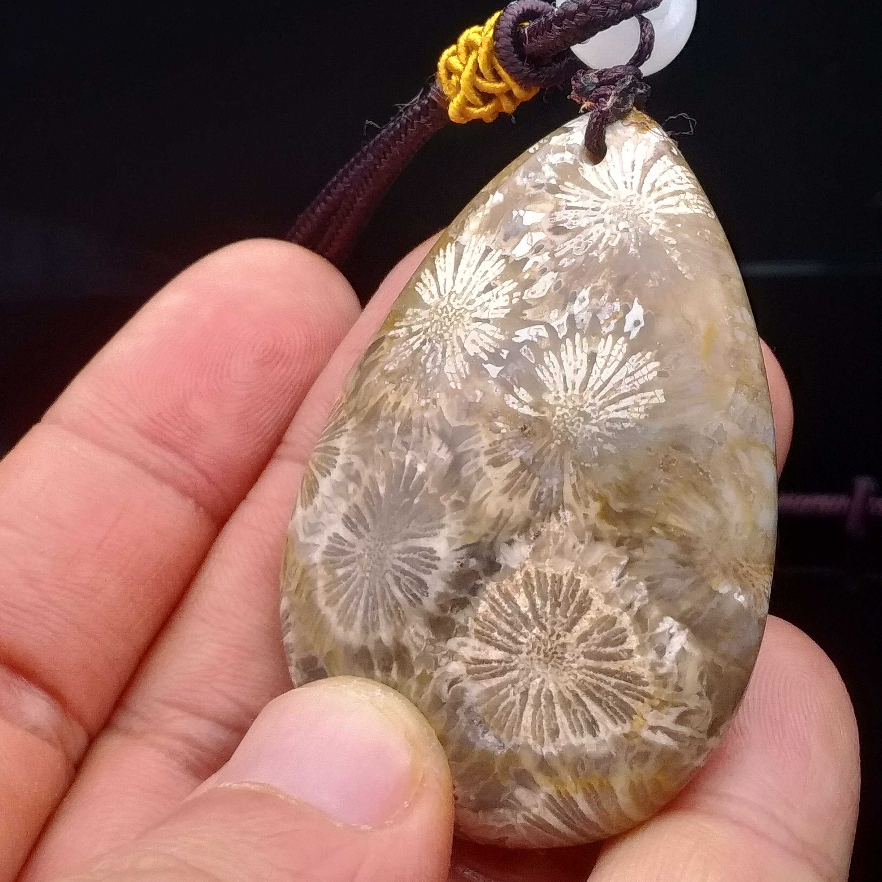 精美满花珊瑚玉吊坠