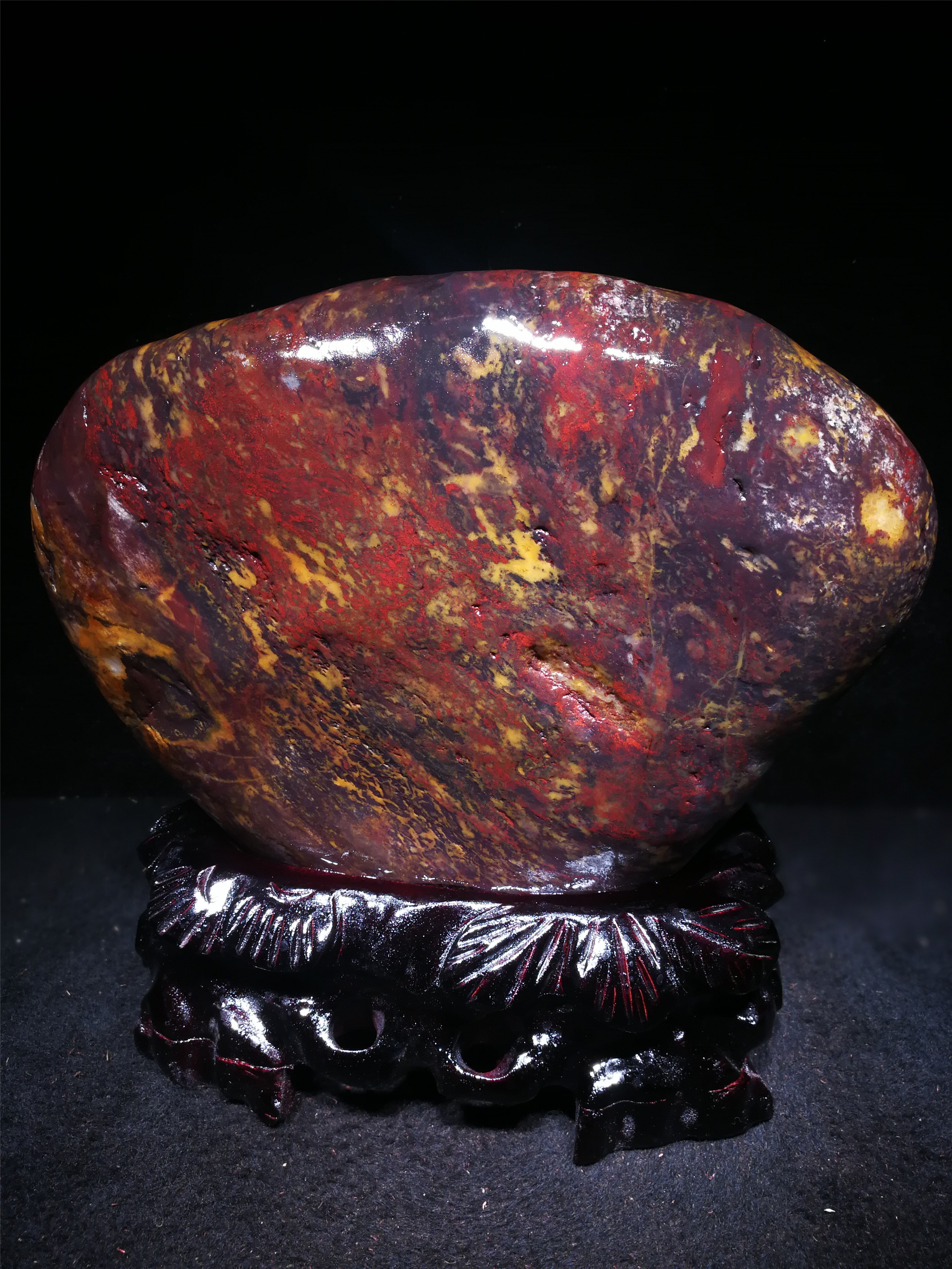 藏品名称:《刘关张》桂林鸡血玉奇石镇宅石 石种:桂林鸡血玉鸡血玉 